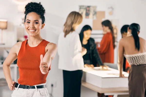 Shot Young Woman Showing Thumbs While Her Coworkers Collaborate Background — Stockfoto