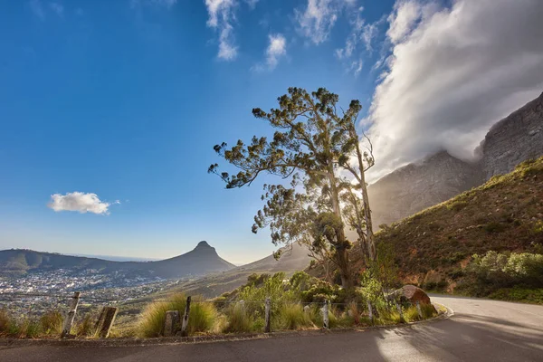 Másolat Festői Táj Ívelt Felhős Kék Mellett Table Mountain Fokvárosban — Stock Fotó