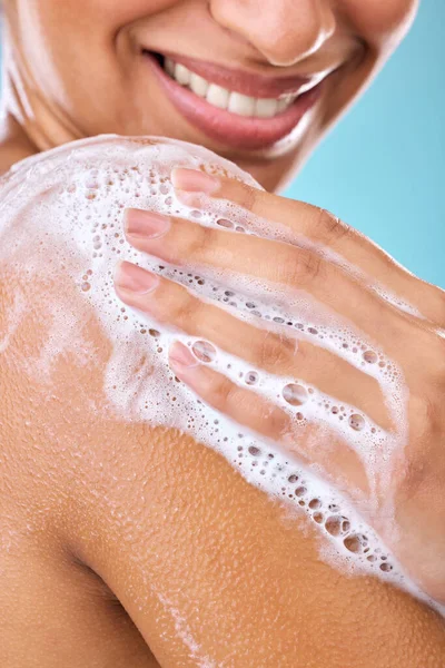 Cropped Shot Woman Using Body Wash Her Skin — Foto Stock