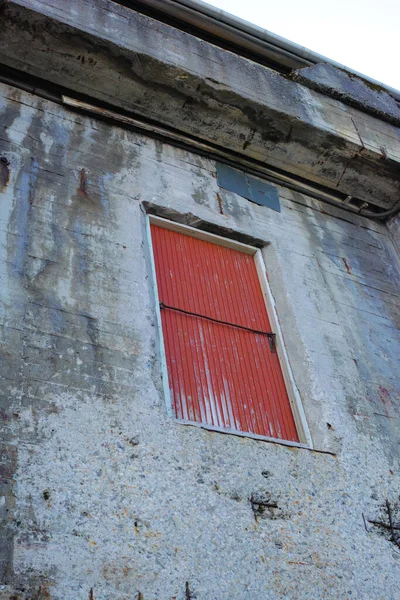 Edifício Pedra Com Uma Porta Vermelha Numa Antiga Propriedade Deserta — Fotografia de Stock