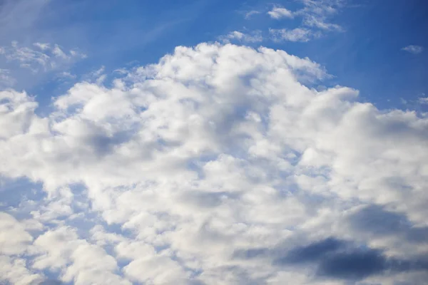 Світлі Хмари Красивому Блакитному Небі Копіюванням Простору Фону Прекрасне Ясне — стокове фото