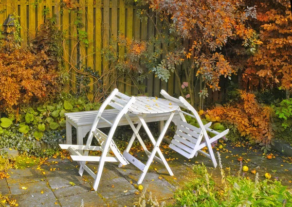 Cadeiras Madeira Brancas Mesa Sereno Tranquilo Exuberante Quintal Privado Casa — Fotografia de Stock