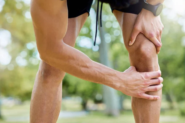 Closeup Shot Unrecognisable Man Experiencing Knee Pain While Exercising Outdoors — ストック写真