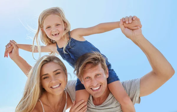 Retrato Uma Família Feliz Divertindo Junto Com Copyspace Jovens Pais — Fotografia de Stock