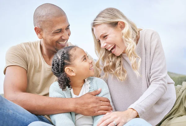 Smiling Married Couple Bonding Daughter Beach Adorable Little Girl Embracing — Stock fotografie