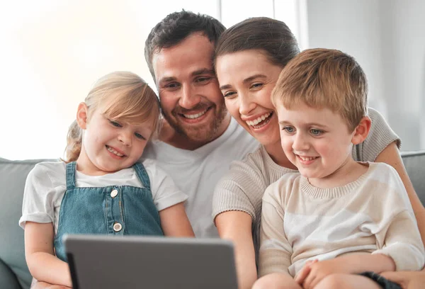 Tiro Uma Jovem Família Usando Tablet Digital Casa — Fotografia de Stock