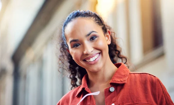 Shot Young Woman Exploring City — Stockfoto