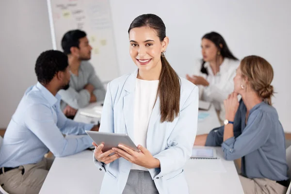 Cropped Portrait Attractive Young Businesswoman Using Tablet Boardroom Her Colleagues — 图库照片