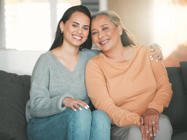 Shot Mother Daughter Sitting Sofa Home — Foto de Stock