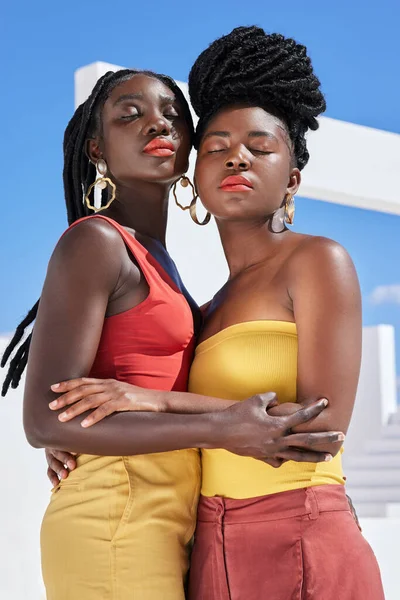Tiro Cortado Duas Mulheres Jovens Atraentes Posando Telhado Livre — Fotografia de Stock