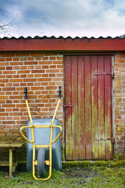 Снимок Перевернутой Тачки Небольшой Кирпичный Фермерский Дом Красной Желтой Смешанной — стоковое фото