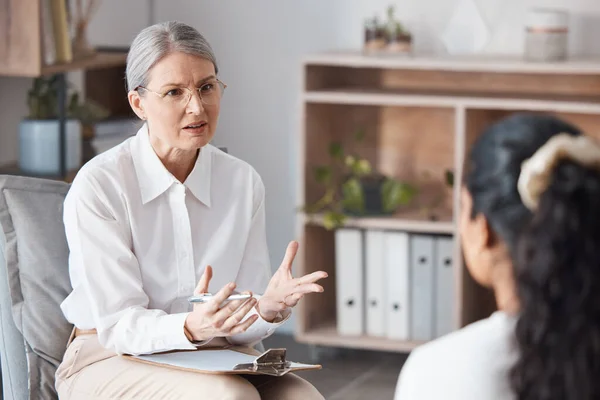 Shot Mature Psychologist Sitting Her Patient Asking Questions Consultation — Stockfoto