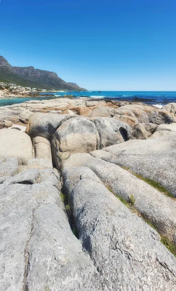 Paisaje Rocoso Que Conduce Mar Bajo Cielo Azul Nublado Copia — Foto de Stock