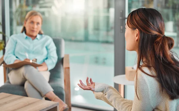 Shot Young Woman Talking Consultation Her Therapist — Stockfoto