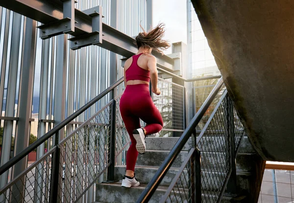 Shot Young Woman Running City — Stockfoto