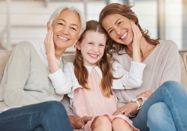 Gerações Familiares Mulheres Sentadas Juntas Olhar Para Câmara Retrato Uma — Fotografia de Stock