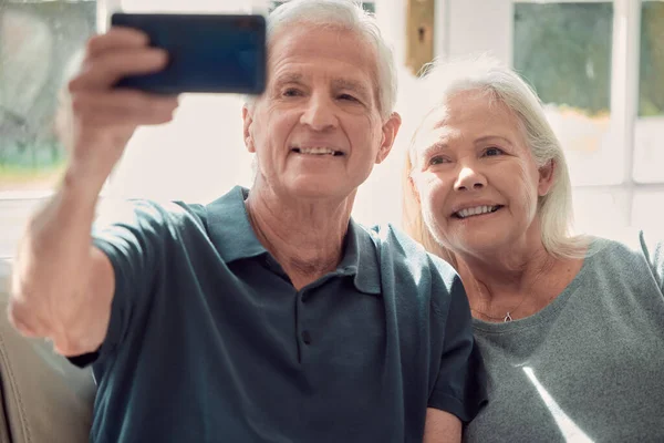 Cropped Shot Affectionate Senior Couple Sitting Living Room Home — Fotografia de Stock
