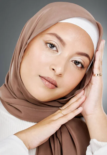 Porträt Einer Glühend Eleganten Muslimischen Frauengesichter Isoliert Vor Grauem Studiohintergrund — Stockfoto
