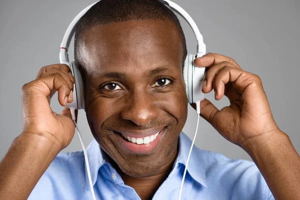 Знімок Африканського Бізнесмена Який Слухає Музику Проти Студійного Бек Вокалу — стокове фото