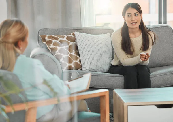 Shot Young Woman Talking Consultation Her Therapist — Stockfoto