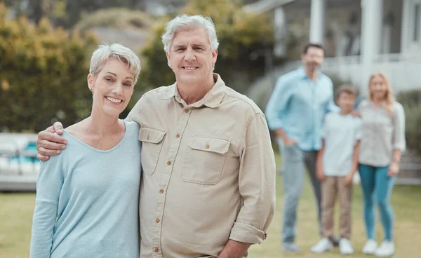 Foto Una Pareja Madura Pie Jardín Casa — Foto de Stock