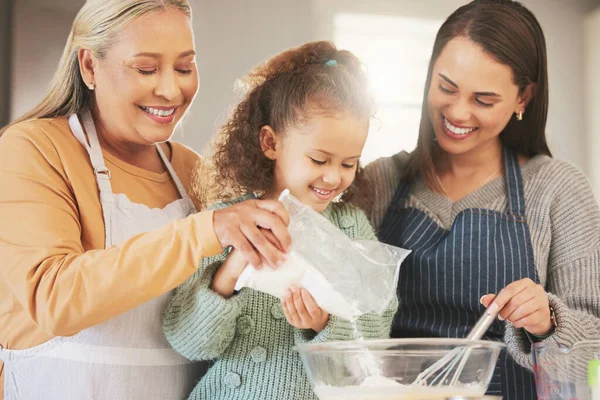 Tiro Uma Menina Cozinhando Com Sua Mãe Avó Casa — Fotografia de Stock