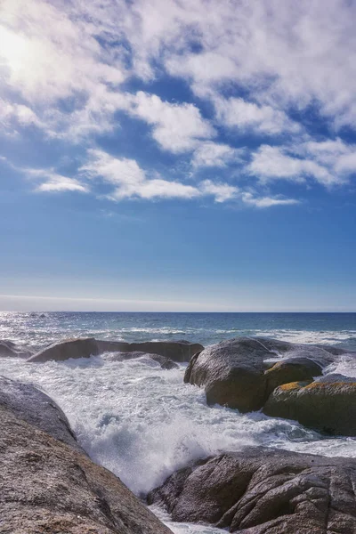 Rocas Océano Bajo Cielo Azul Nublado Con Espacio Para Copias — Foto de Stock