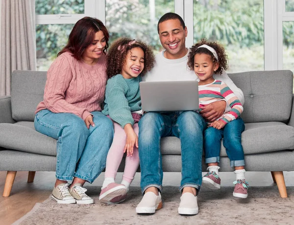 Egy Boldog Családról Készült Felvétel Akik Egy Laptopot Használnak Otthon — Stock Fotó