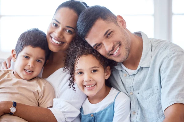 幸福家庭在家庭中的联系的画像 — 图库照片