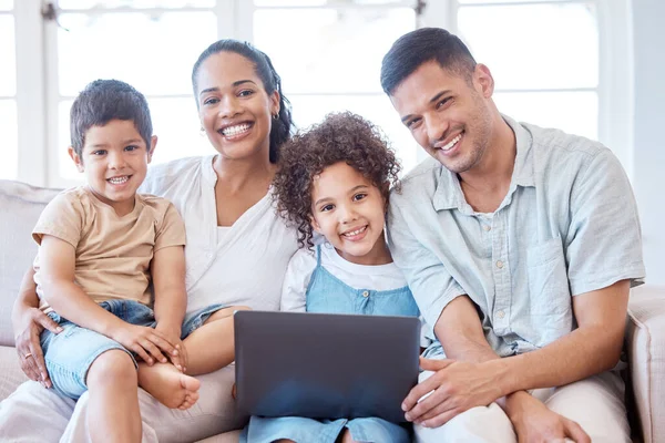 Portrait Happy Family Using Laptop Together Home — Foto Stock