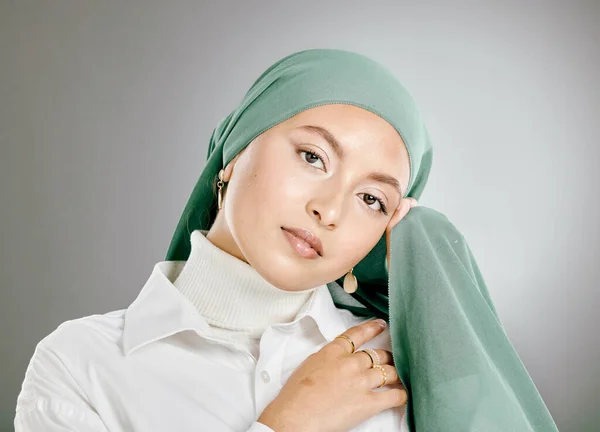 Studio Portrait Beautiful Muslim Woman Isolated Grey Background Young Woman — Fotografia de Stock