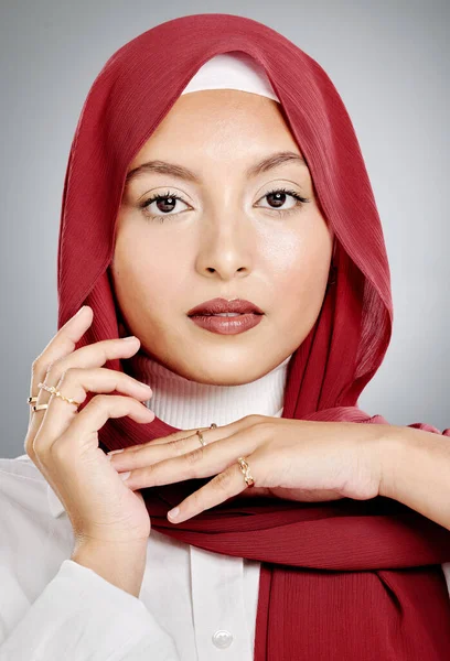 一个时髦的穆斯林妇女在工作室摆出一副头戴头巾的服装肖像 被灰色背景隔离的令人惊讶的自信的Arab模型的头像 在时髦的中东扩张 — 图库照片