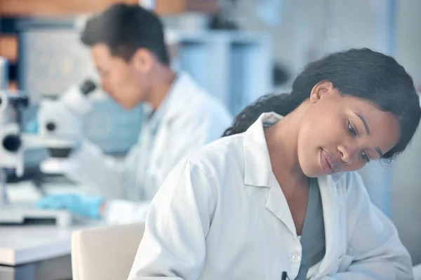 Aufnahme Zweier Mitarbeiter Die Friedlich Einem Labor Zusammenarbeiten — Stockfoto