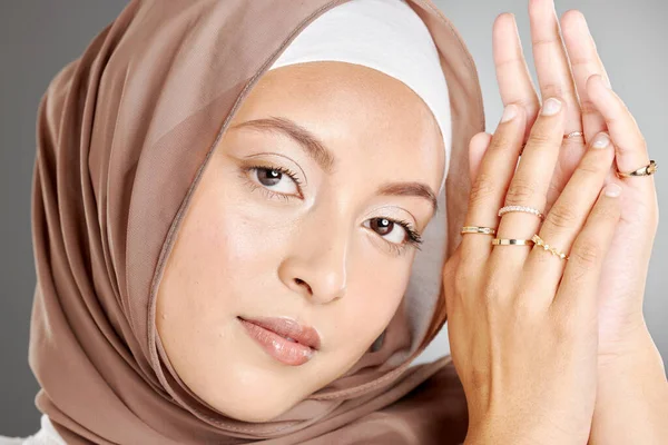 工作室的肖像美丽的穆斯林妇女穿着棕色头巾和显示多个戒指在她的手 女性穿着头巾 头戴华丽的妆容 戴着时髦的珠宝 展示着她的端庄美丽 — 图库照片