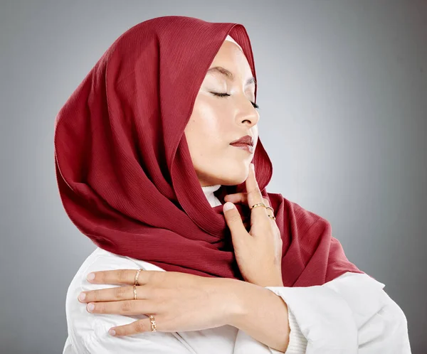 Beautiful Muslim Woman Posing Studio Wearing Hijab Headshot Stunning Confident - Stock-foto