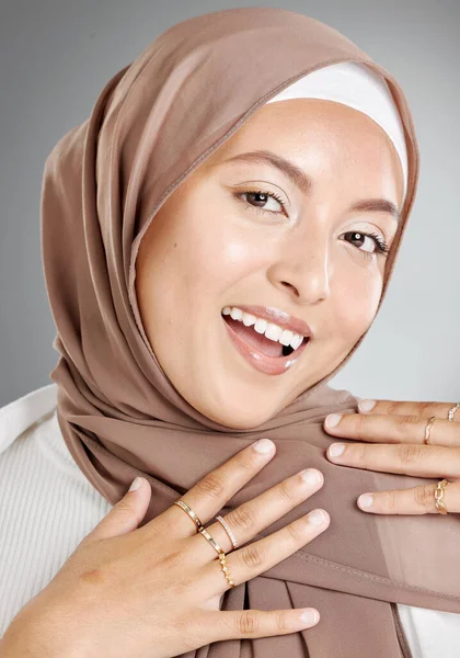 Studio Portrait Beautiful Modest Muslim Woman Isolated Grey Background Young — ストック写真