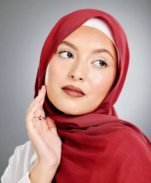 一个发光的美丽的穆斯林妇女孤立在灰色的彩色背景 年轻女子头戴头巾或头巾 在做白日梦时露出睫毛 摸着她完美无缺的皮肤 — 图库照片