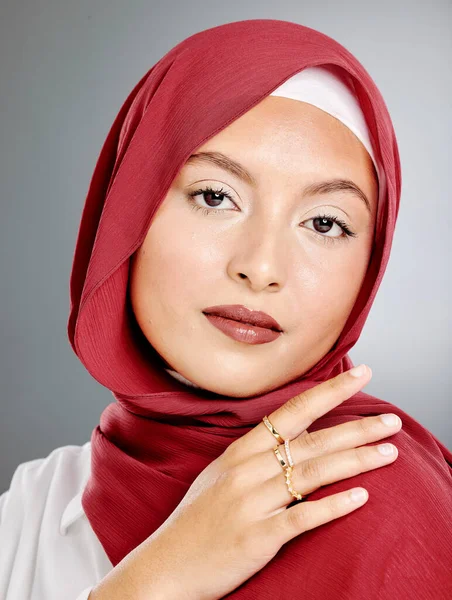 Portrait Stylish Muslim Woman Makeup Gold Rings Isolated Grey Background — Stockfoto