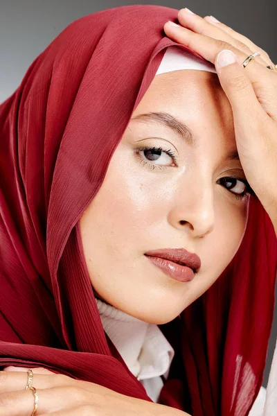 一个优雅的穆斯林女子穿着头巾在演播室里摆姿势的画像 头像一个时尚的 优雅的 自信的Arab模型站在灰色背景 头戴头巾的时髦女人 — 图库照片