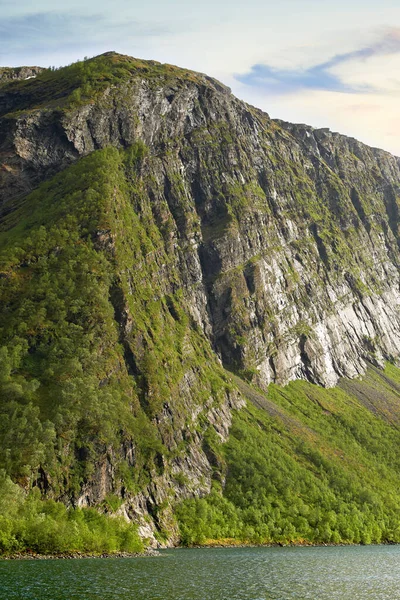 Pittoresca Costa Del Lago Montagna Della Norvegia Vicino Alla Città — Foto Stock