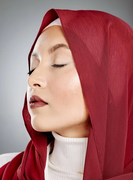 一个发光的美丽的穆斯林妇女与睫毛的延伸孤立在灰色背景下在演播室 穿着红色头巾 头巾和珠宝的年轻女子 完美而完美的皮肤 — 图库照片