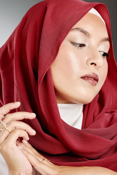 优雅的穆斯林妇女穿着头巾在演播室里摆姿势 一个华丽自信的Arab模特站在灰色背景下的头像 头戴头巾的时髦女人 — 图库照片