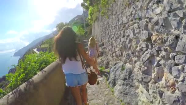 Twee Vrienden Toeristen Verkennen Een Vreemde Stad Tijdens Een Wandeling — Stockvideo