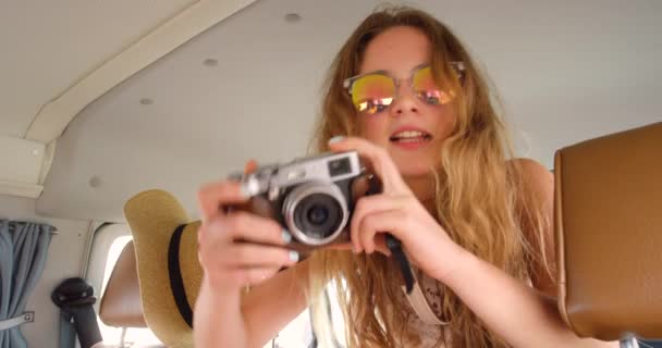 Šťastná Mladá Žena Pózuje Při Fotografování Její Kamerou Karavanu — Stock video