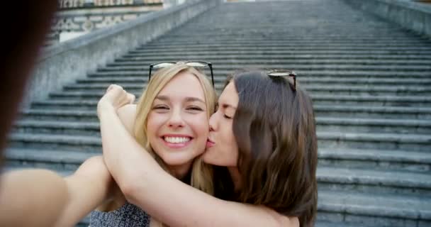 Una Mujer Alegre Besando Amiga Mejilla Una Joven Tomando Una — Vídeo de stock