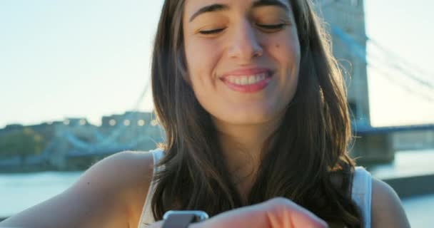 Usmívající Mladá Žena Kontroluje Své Hodinky Zatímco Dovolené Londýně — Stock video