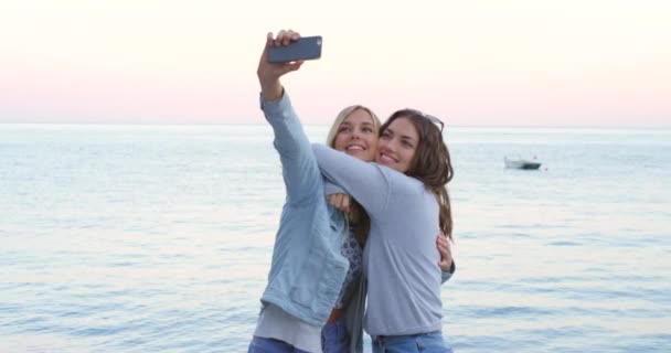 Two Friends Happily Taking Selfies Cellphone Sunset Holiday — Vídeo de stock