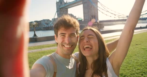Cheerful Young Couple Taking Selfie Front Westminster Bridge — Vídeos de Stock