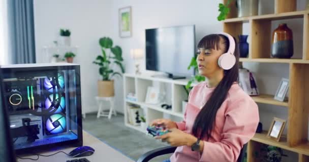 Jovem Gamer Feminino Jogando Console Vídeo Game Com Fone Ouvido — Vídeo de Stock