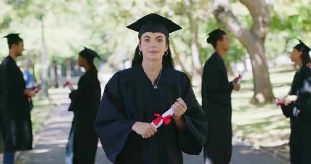 Retrato Una Mujer Universitaria Graduada Universitaria Pie Afuera Con Título — Vídeo de stock